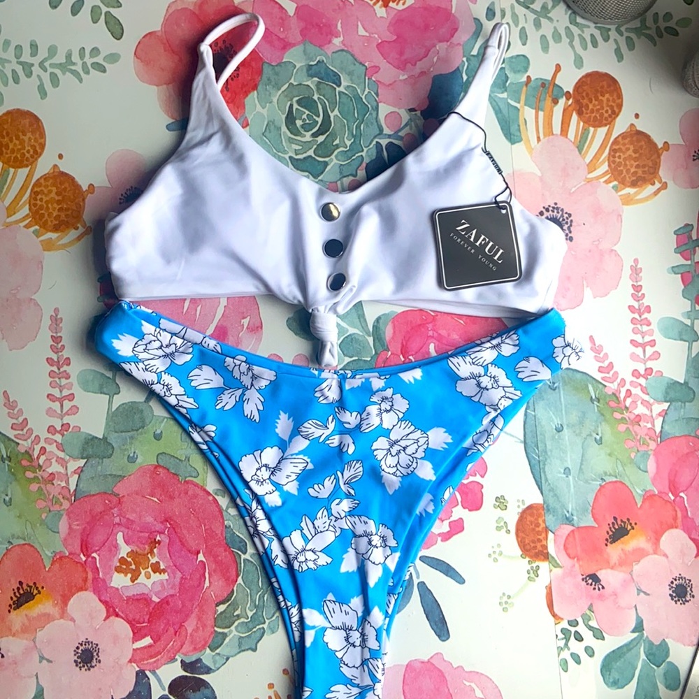 ✨NWT✨ Zaful white and blue floral bikini set